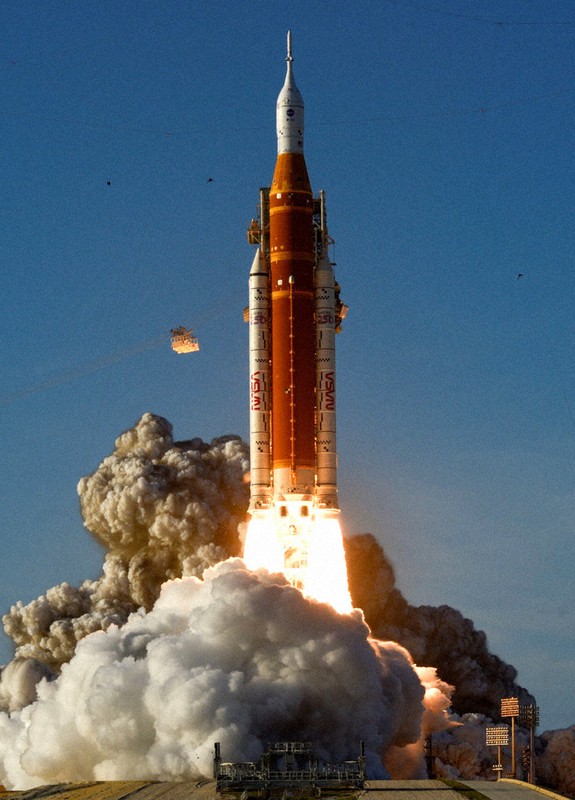NASA：月周回、打ち上げ成功 米宇宙船、有人53年ぶり | 毎日新聞