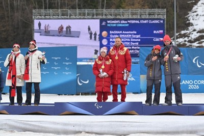 ノルディックスキー距離女子10キロクラシカル視覚障害の表彰式で、優勝したロシア選手（中央左）から距離を置いて記念撮影する2位のチェコ選手（左端）。中央に集まる様子は見られなかった＝テーゼロ距離競技場で2026年3月11日、渡部直樹撮影