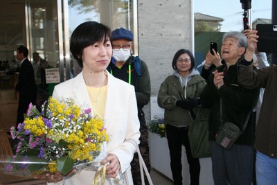 多くの市民に出迎えられて初登庁する原田新市長＝清瀬市役所で2026年4月3日午前9時、矢野純一撮影