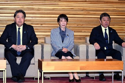 閣議に臨む高市早苗首相（中央）。左は林芳正総務相、右は茂木敏充外相＝首相官邸で2026年4月3日午前8時23分、西夏生撮影