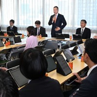 自民党の法務部会・司法制度調査会合同会議で発言する鈴木馨祐・司法制度調査会長（中央奥）＝同党本部で2026年4月3日午後2時2分、平田明浩撮影