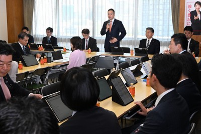 自民党の法務部会・司法制度調査会合同会議で発言する鈴木馨祐・司法制度調査会長（中央奥）＝同党本部で2026年4月3日午後2時2分、平田明浩撮影