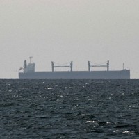 ホルムズ海峡付近を航行する貨物船＝2026年3月11日、ロイター