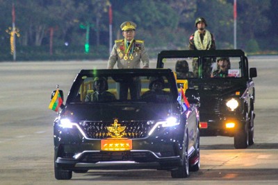 国軍記念日のパレードに参加するミンアウンフライン国軍最高司令官（当時）＝ネピドーで2026年3月27日、ロイター