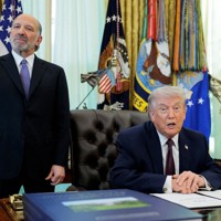 ラトニック商務長官（左）とトランプ米大統領＝ホワイトハウスで2026年3月31日、ロイター