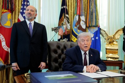ラトニック商務長官（左）とトランプ米大統領＝ホワイトハウスで2026年3月31日、ロイター