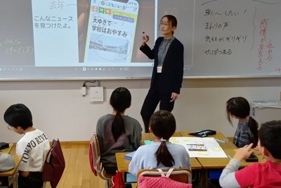 情報の真偽の見分け方を野口恵美教諭（奥）と一緒に考える児童＝埼玉県戸田市立第一小学校で2026年2月26日午前11時12分、斎藤良太撮影