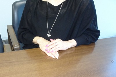 「育児と家事に専念できて十分満足でした」と語る渡辺直子さん（仮名）。「忙しくてもいつも身なりをきちんとしていたい」と、指にはきれいにネイルが施されていた＝名古屋市中村区で2026年3月16日午後3時35分、岡村恵子撮影