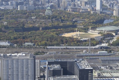 再開発が進むJR大阪城公園駅（中央）周辺＝2024年11月、本社ヘリから