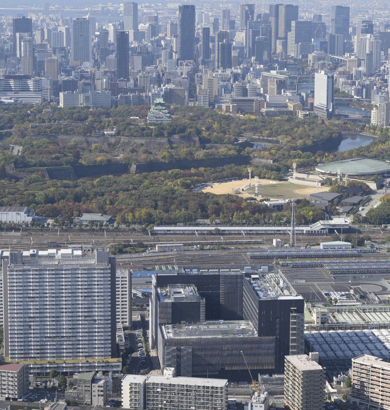 再開発が進むJR大阪城公園駅（中央）周辺＝2024年11月、本社ヘリから