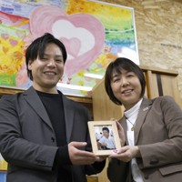 飲酒運転事故で亡くなった山本寛大さんの写真を持つ弟航平さん（左）と母美也子さん＝福岡市東区で2026年3月9日午後4時41分、川畑岳志撮影