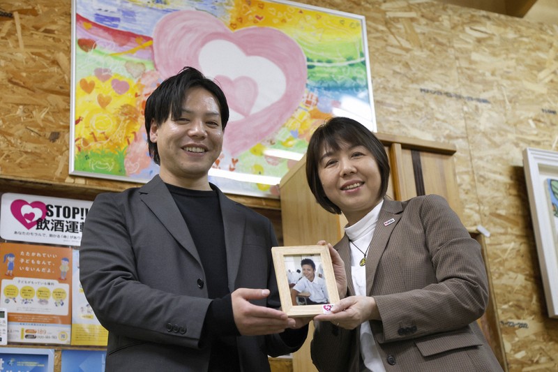 飲酒運転事故で亡くなった山本寛大さんの写真を持つ弟航平さん（左）と母美也子さん＝福岡市東区で2026年3月9日午後4時41分、川畑岳志撮影