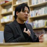 母の山本美也子さんが長年続けてきた活動に携わる決意を固めた航平さん＝福岡市東区で2026年3月9日午後4時27分、川畑岳志撮影