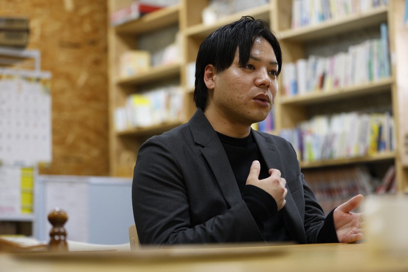 母の山本美也子さんが長年続けてきた活動に携わる決意を固めた航平さん＝福岡市東区で2026年3月9日午後4時27分、川畑岳志撮影