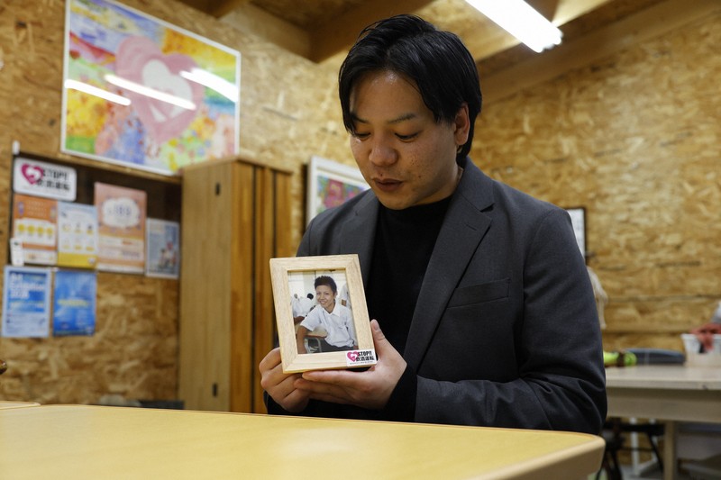 飲酒運転事故で亡くなった兄の山本寛大さんの写真を見ながら話す航平さん＝福岡市東区で2026年3月9日午後4時47分、川畑岳志撮影