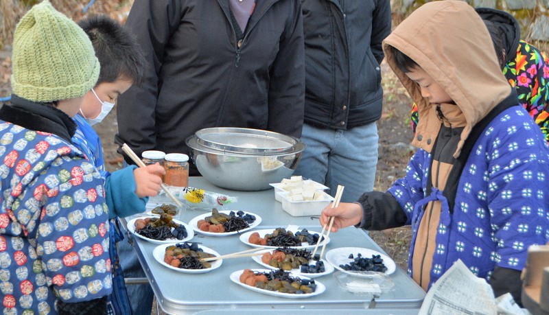 春を感じながら、はんてん姿でこたつに　民俗行事「おひながゆ」