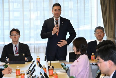 自民党の法務部会・司法制度調査会合同会議で発言する鈴木馨祐・司法制度調査会長（中央）＝同党本部で2026年4月3日午後2時1分、平田明浩撮影