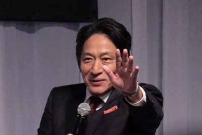 ニチレイグループの入社式で講演する青山学院大の原晋監督＝東京都千代田区内で2026年4月1日、神山恵撮影