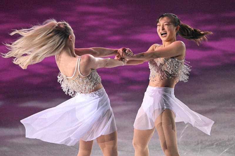 共演者との演技で笑顔を見せる坂本花織（右）＝東和薬品ラクタブドームで2026年4月3日、渡部直樹撮影