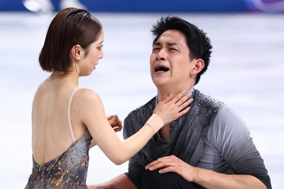 ペアフリーの演技を終えて抱き合う三浦璃来、木原龍一組＝ミラノ・アイススケートアリーナで2026年2月16日、猪飼健史撮影