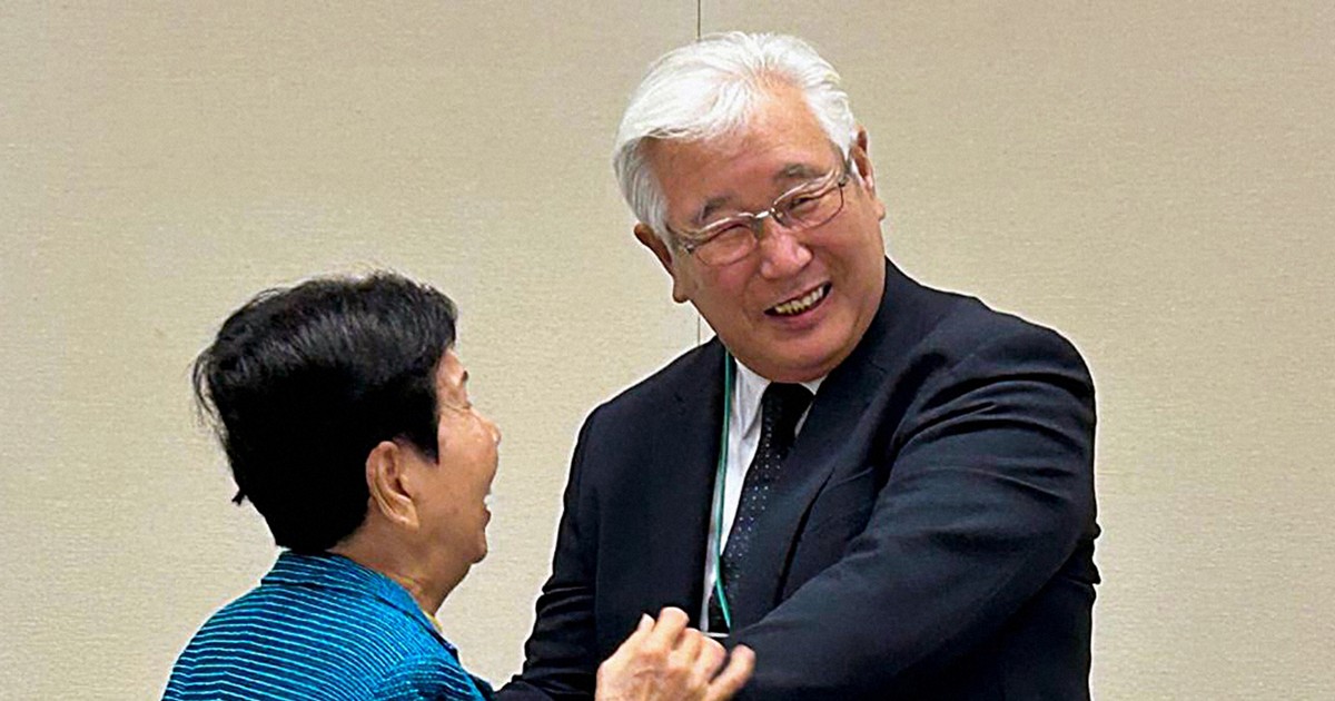 再審開始を認める最高裁の決定を知り、「袴田事件」で再審無罪が確定した袴田巌さんの姉秀子さん（左）と喜ぶ阪原弘さんの長男弘次さん＝東京都千代田区で2026年2月25日11時33分、巽賢司撮影