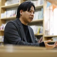 母の山本美也子さんが長年続けてきた活動に携わる決意を固めた航平さん＝福岡市東区で2026年3月9日午後4時29分、川畑岳志撮影