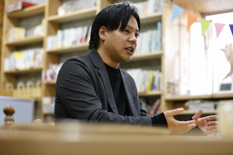 母の山本美也子さんが長年続けてきた活動に携わる決意を固めた航平さん＝福岡市東区で2026年3月9日午後4時29分、川畑岳志撮影