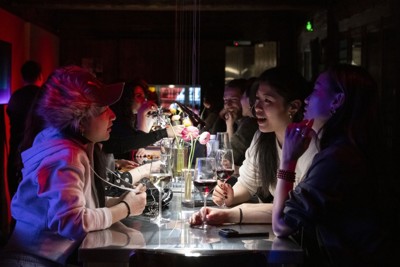 中国では厳しい経済状況の中、貧しくなったと実感する人々がおり、外国産高級酒のようなぜいたく品への消費意欲が失われている＝Gilles Sabrié for WSJ