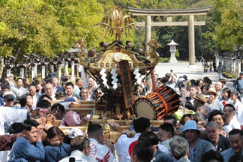 熱気あふれる「オイサッ」 橿原神宮に江戸神輿 300人、参道巡行 橿原