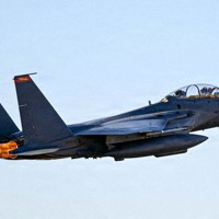 イランでの軍事作戦に参加するため離陸する米軍のF15E戦闘機＝2026年3月16日（米軍提供・ロイター）