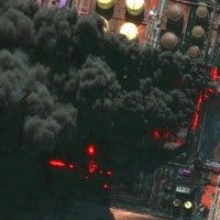 ウクライナによる攻撃を受け、黒煙が立ち上るロシアの石油施設（衛星写真）＝露北西部レニングラード州ウスチルガ港で2026年3月27日、Vantor・ロイター