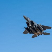 イランでの軍事作戦に参加するため離陸する米軍のF15E戦闘機＝2026年3月9日、米軍提供・ロイター