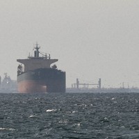 中東のホルムズ海峡近くの沖合に停泊する貨物船＝2026年3月11日、ロイター