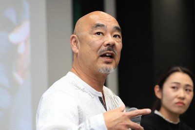ドキュメンタリー映画「蟻の兵隊」の上映後、大学生からの質問に答える池谷薫監督＝大阪府豊中市の大阪大で2025年12月13日、三村政司撮影