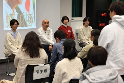 大学生らの質問を聞く池谷薫監督（奥左から2人目）＝大阪府豊中市の大阪大で2025年12月13日、三村政司撮影