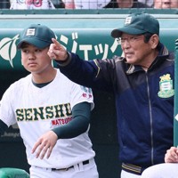 【専大松戸－大阪桐蔭】選手に指示を出す専大松戸の持丸修一監督（右）＝阪神甲子園球場で2026年3月29日、長澤凜太郎撮影