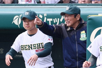 【専大松戸－大阪桐蔭】選手に指示を出す専大松戸の持丸修一監督（右）＝阪神甲子園球場で2026年3月29日、長澤凜太郎撮影