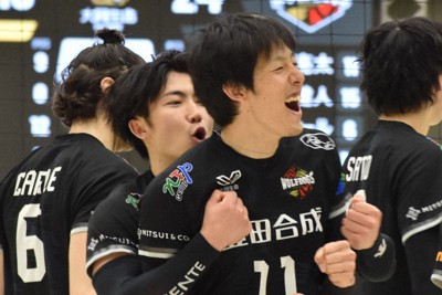 得点を決めて喜ぶ伝田亮太選手（手前右）と水町泰杜選手（手前左）＝堺市の金岡公園体育館で2026年4月4日、深野麟之介撮影