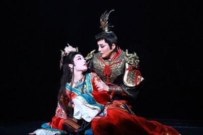 宝塚歌劇団月組公演「RYOFU」で呂布を演じるトップスターの鳳月杏（右）と丁原の娘、雪蓮を演じるトップ娘役の天紫珠李＝兵庫県宝塚市で2026年4月3日、梅田麻衣子撮影
