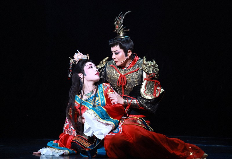 鳳月杏が呂布役 宝塚月組公演「RYOFU」「水晶宮殿」開幕 | 毎日新聞