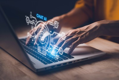 企業も個人もすでにAIを幅広い場面で活用している（PUGUN_SJ/PIXTA）