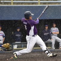 【南アルプス硬式野球倶楽部－TSUKUMO　BASEBALL　CLUB】八回裏TSUKUMO　BASEBALL　CLUBの攻撃、雨の中、先頭打者岡が中越え二塁打を放ち、逆転の口火を切った＝甲府市の山日YBS球場で2026年4月4日、山本佳世子撮影