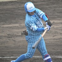 【大和高田クラブ－SUNホールディングスWEST】二回表大和高田クラブ無死、浅野が右越えの先制ソロを放つ＝橿原市のさとやくスタジアムで2026年4月4日、田辺泰裕撮影
