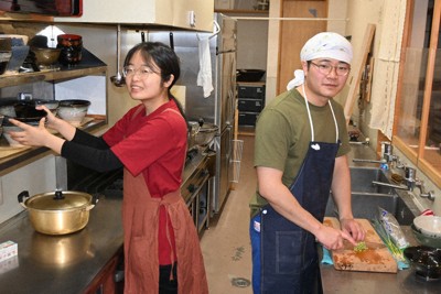 開業前の試食会の準備をする小濱雄史さんと奈央さん夫妻＝鳥取県若桜町若桜で2026年3月5日午前10時53分、山田泰正撮影