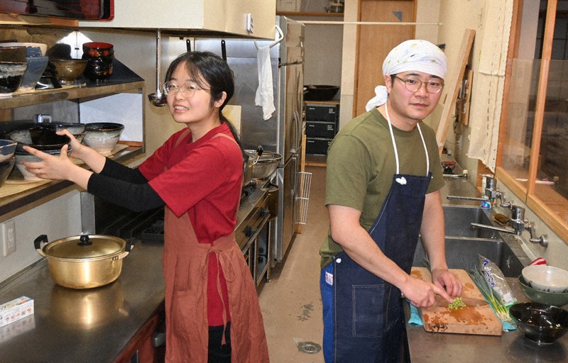 開業前の試食会の準備をする小濱雄史さんと奈央さん夫妻＝鳥取県若桜町若桜で2026年3月5日午前10時53分、山田泰正撮影