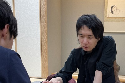 A級順位戦7回戦で中村太地八段に勝ち、残留に望みをつないだ佐藤天彦九段＝東京都渋谷区の将棋会館で2026年1月15日、丸山進撮影