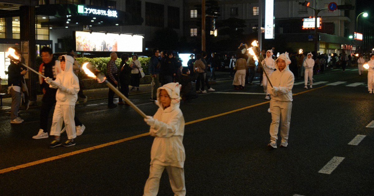 湯田温泉は連日お祭り　白狐に扮した子どもたちが練り歩く　山口
