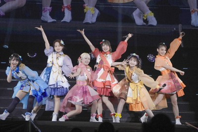 4日の公演で熱量いっぱいのパフォーマンスを届けるフランシュシュ（©劇場版ゾンビランドサガ製作委員会）