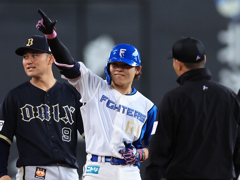ファイターズが4連勝、万波の3ランなどで終盤に得点重ねる 日本ハムvs