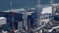 東京電力福島第1原発の3号機（左）と4号機。東電は原発事故の賠償に必要な資金を国に立て替えてもらい、国に返済している＝2026年2月9日、本社ヘリから
